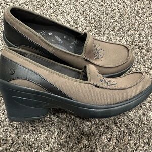 Bzees Womens Evie Loafers Shoes Olive Green Brown Slip On Wedge Beaded Mid 8.5M